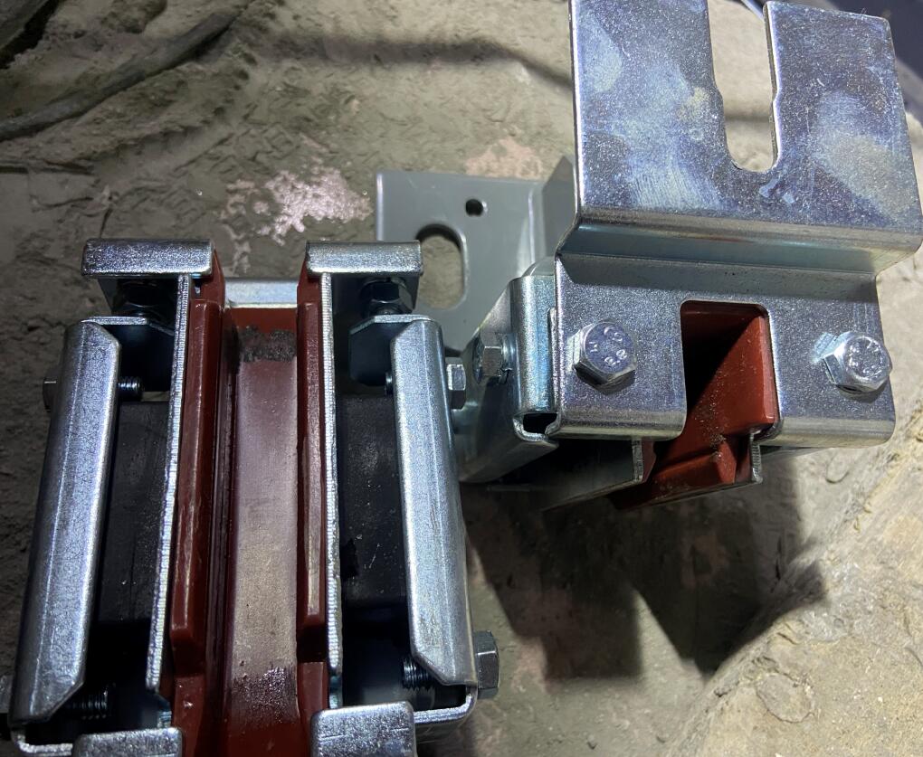 电梯轿厢主轨导靴